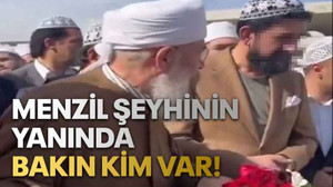Menzil şeyhinin yanında bakın kim var!